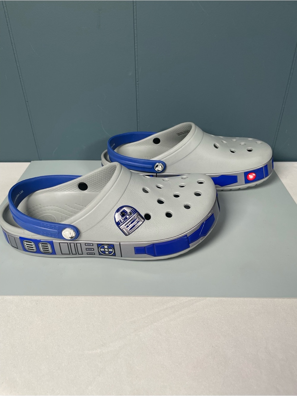 Star Wars Crocs R2D2 Classic Clogs Grey Blue Mens Size 6 / Womens Size 8 Disney - Picture 3 of 9